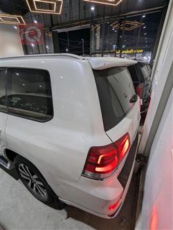 تۆیۆتا لاند کروزەر